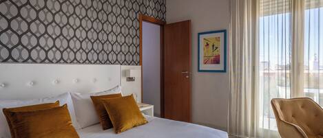 Habitación cuádruple superior | Minibar, caja de seguridad en la habitación y escritorio