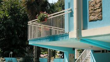 Outdoor pool, sun loungers