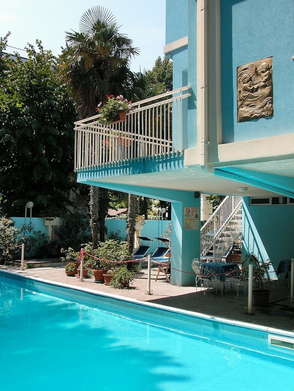 Piscina externa, espreguiçadeiras