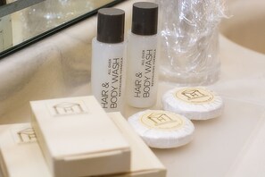 Douche, articles de toilette (gratuits), séchoir à cheveux, bidet