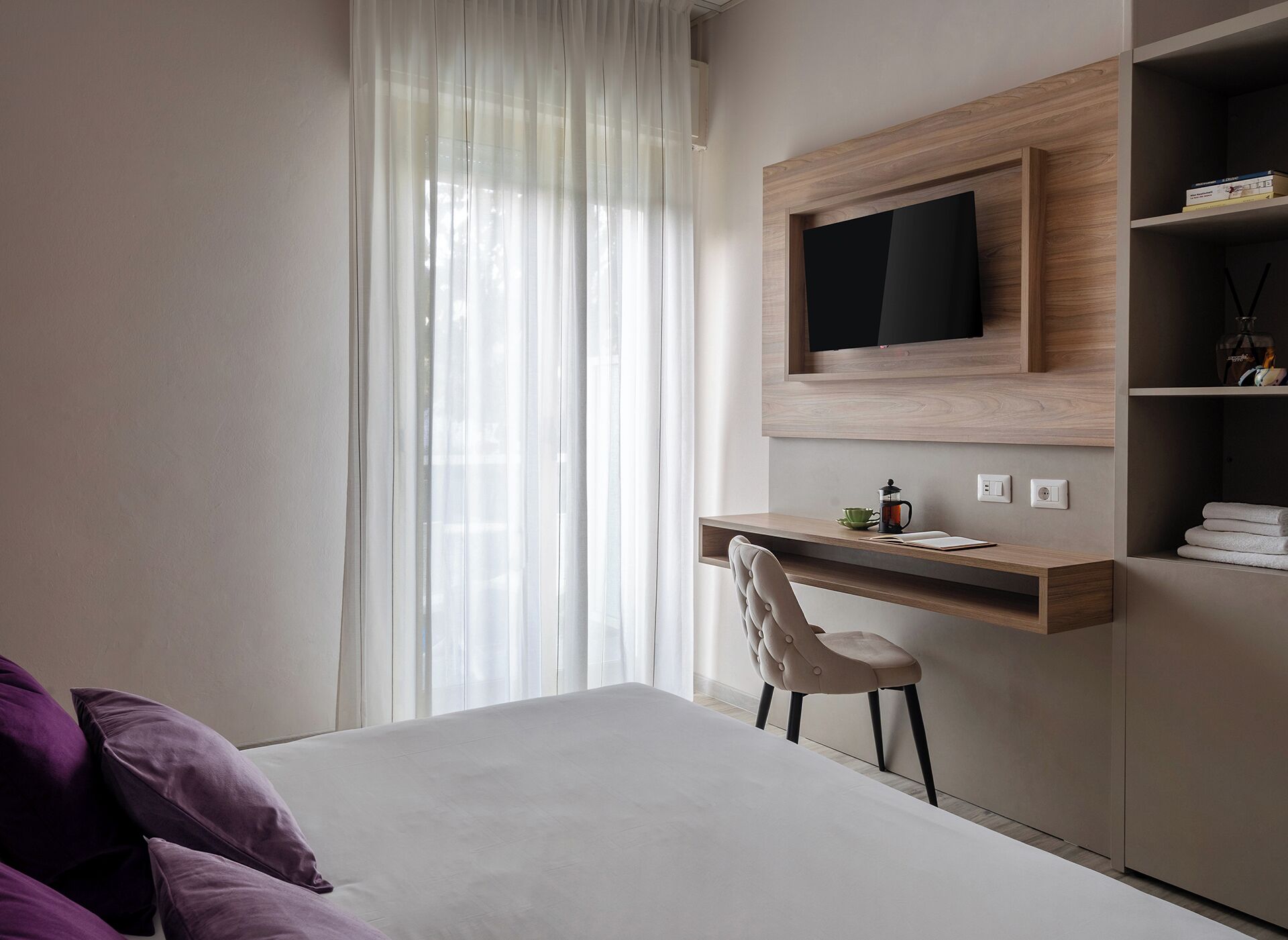 Minibar, caja de seguridad en la habitación y escritorio 