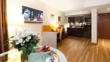 Una habitación de hotel moderna con comedor, cocina y sala de estar.