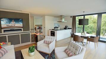 Penthouse Suite | Hypo-allergenic bedding, minibar, in-room safe, desk