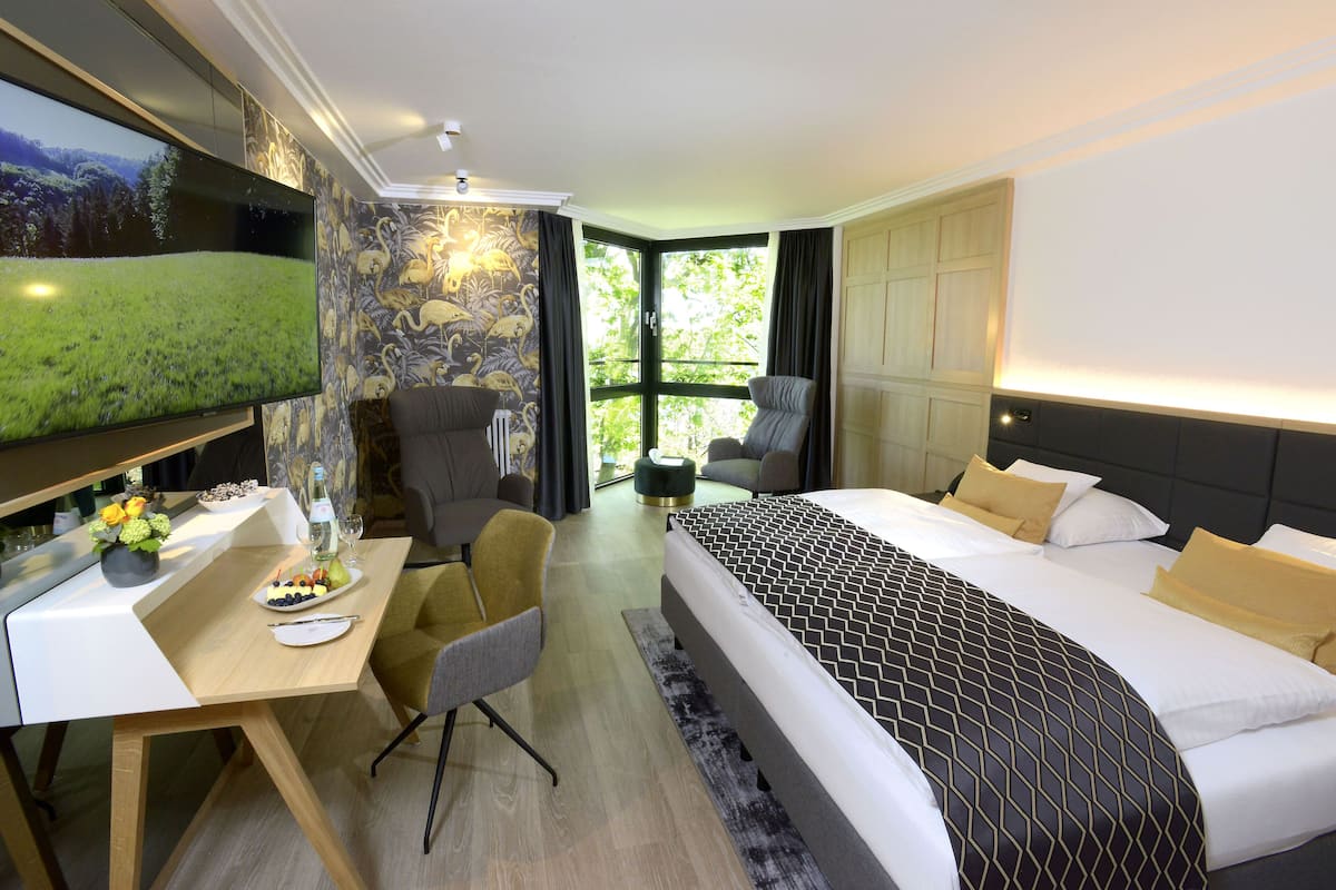 1 bedroom, hypo-allergenic bedding, minibar, in-room safe