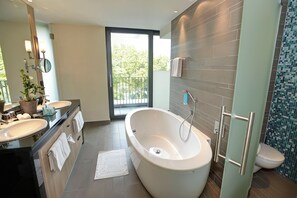 Penthouse Suite | Bathroom | Free toiletries, hair dryer, bathrobes, slippers - FAVORITE Parkhotel I Spa – Business – Fine Dining  (Mainz)