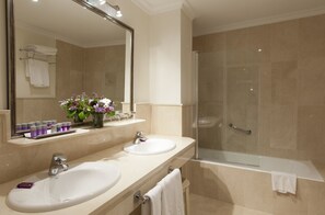 Combined shower/tub, free toiletries, hair dryer, towels - Hotel Doña Maria (Seville)