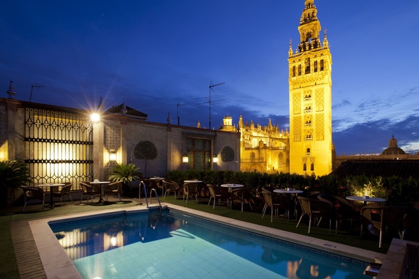 Una piscina al aire libre de temporada