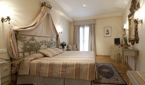Minibar, in-room safe, individually decorated, individually furnished - Hotel Doña Maria (Seville)