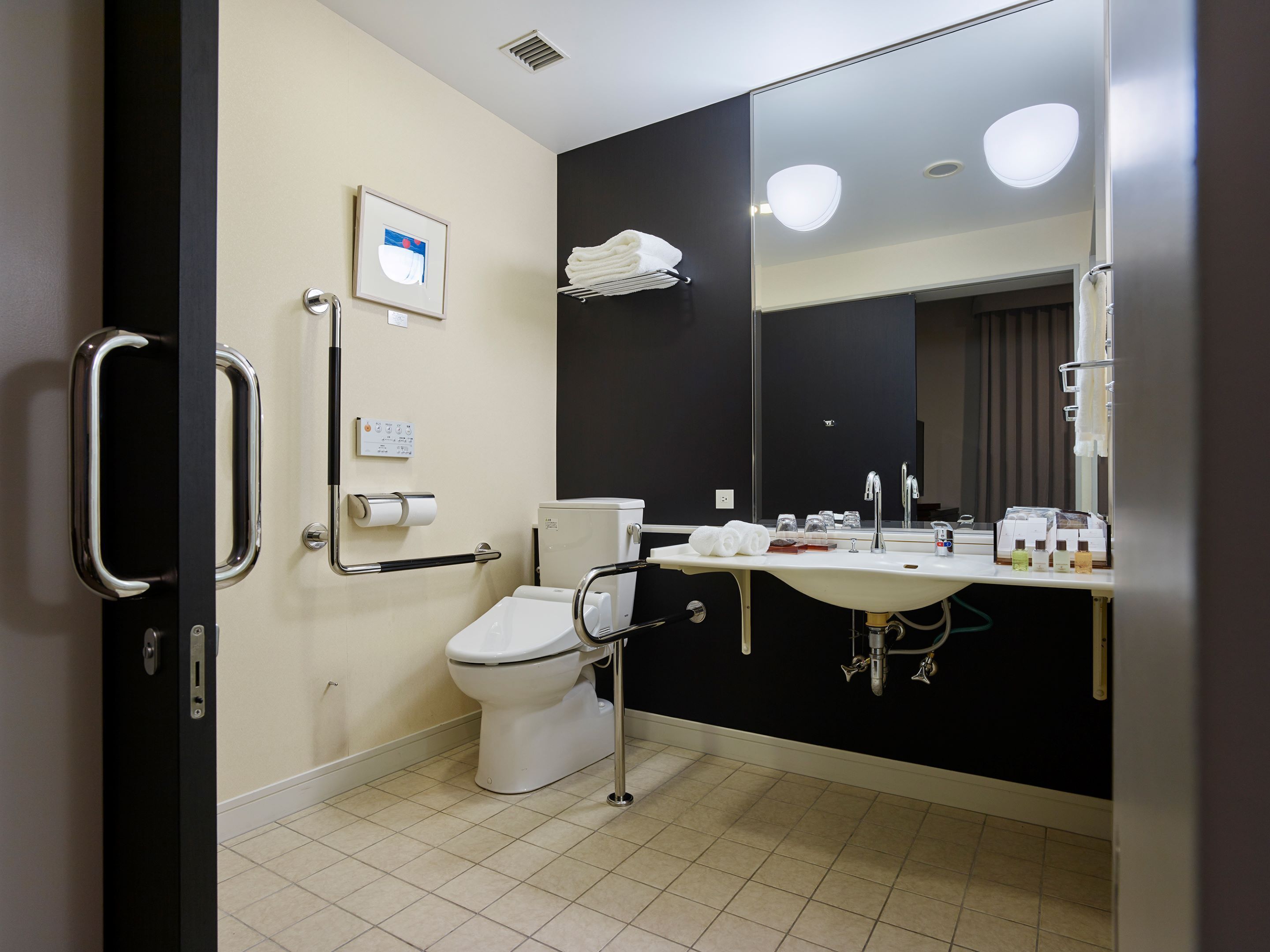 accessible , 1 bed double (+ extra), non smoking | premium bedding, minibar, in-room safe, desk