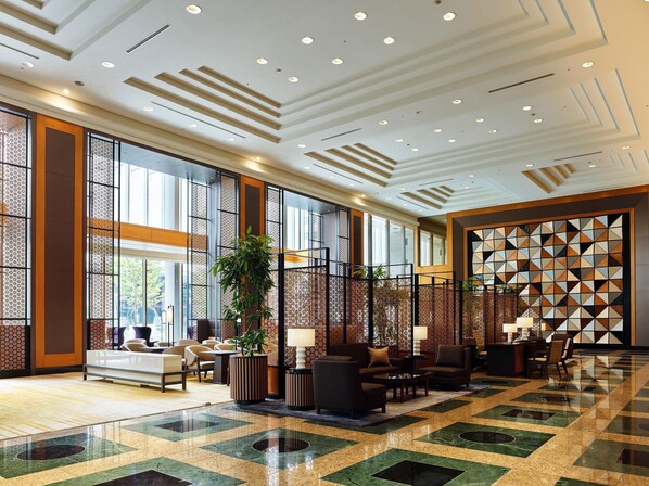 A spacious lobby with a high ceiling, large windows, and a patterned wall. - Hotel The Celestine Tokyo Shiba (Tokyo)