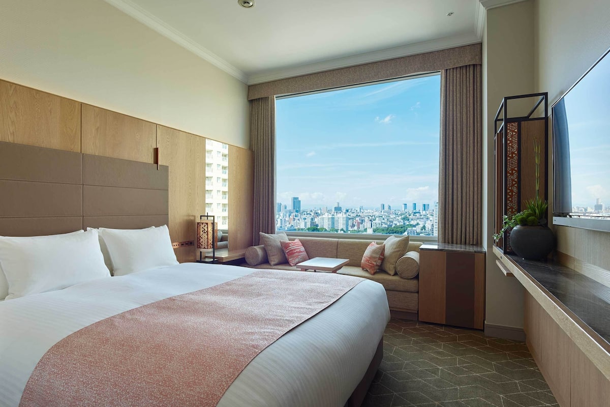 Premium bedding, minibar, in-room safe, desk