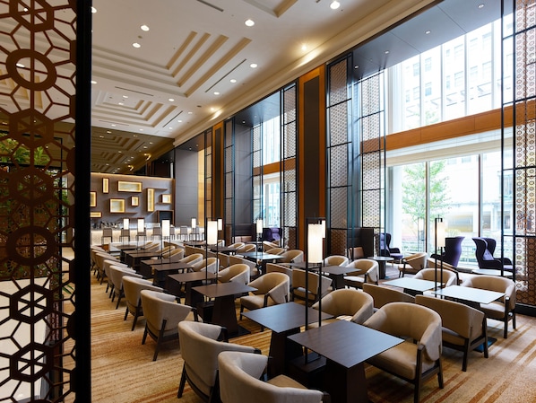 A spacious hotel lobby with multiple seating areas, large windows offering views of the city, and a modern ceiling design. - Hotel The Celestine Tokyo Shiba (Tokyo)