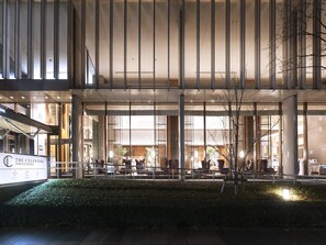 A modern building with large windows and a seating area outside. - Hotel The Celestine Tokyo Shiba (Tokyo)