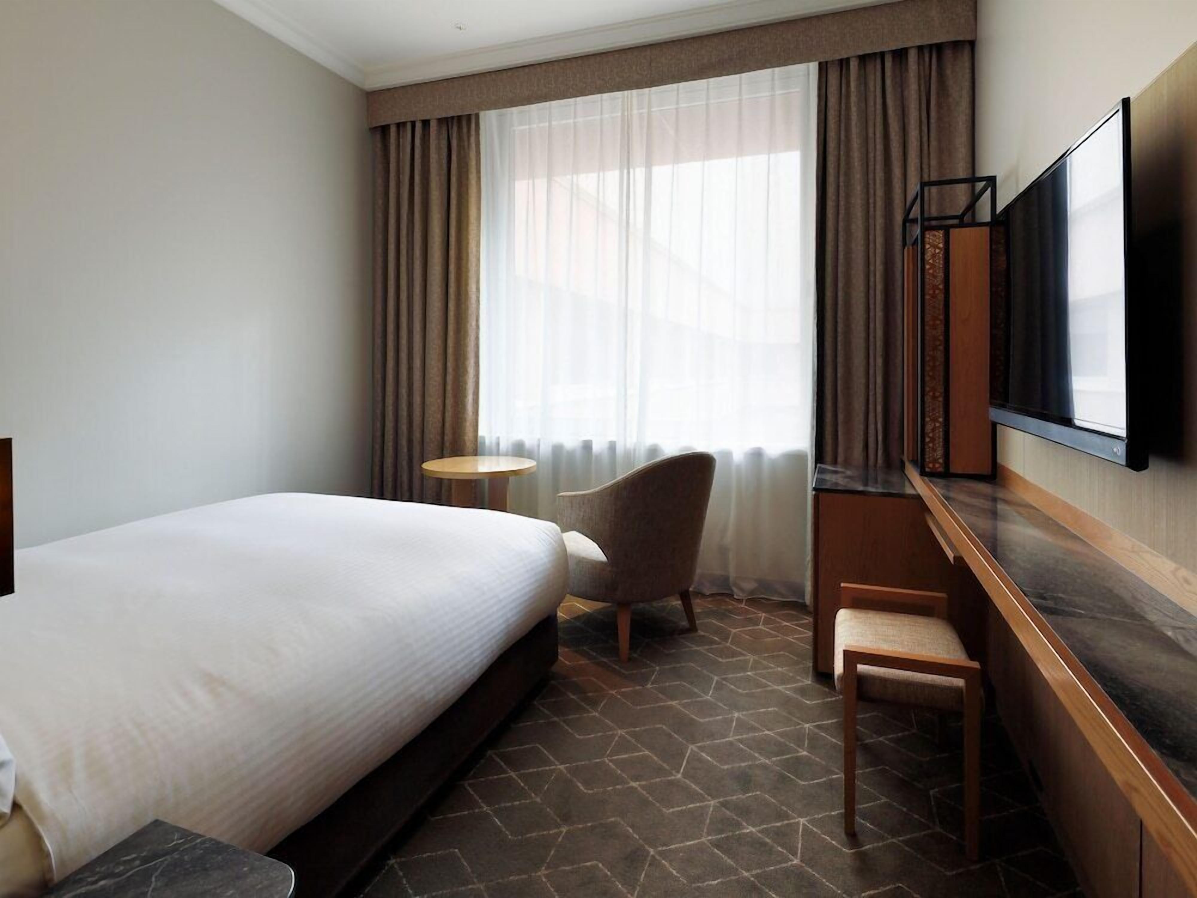 Luxe beddengoed, een minibar, een kluis op de kamer, een bureau