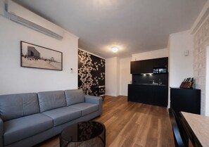 55-inch LED TV with satellite channels, TV - The Suite Hotel Garden (Frankfurt)