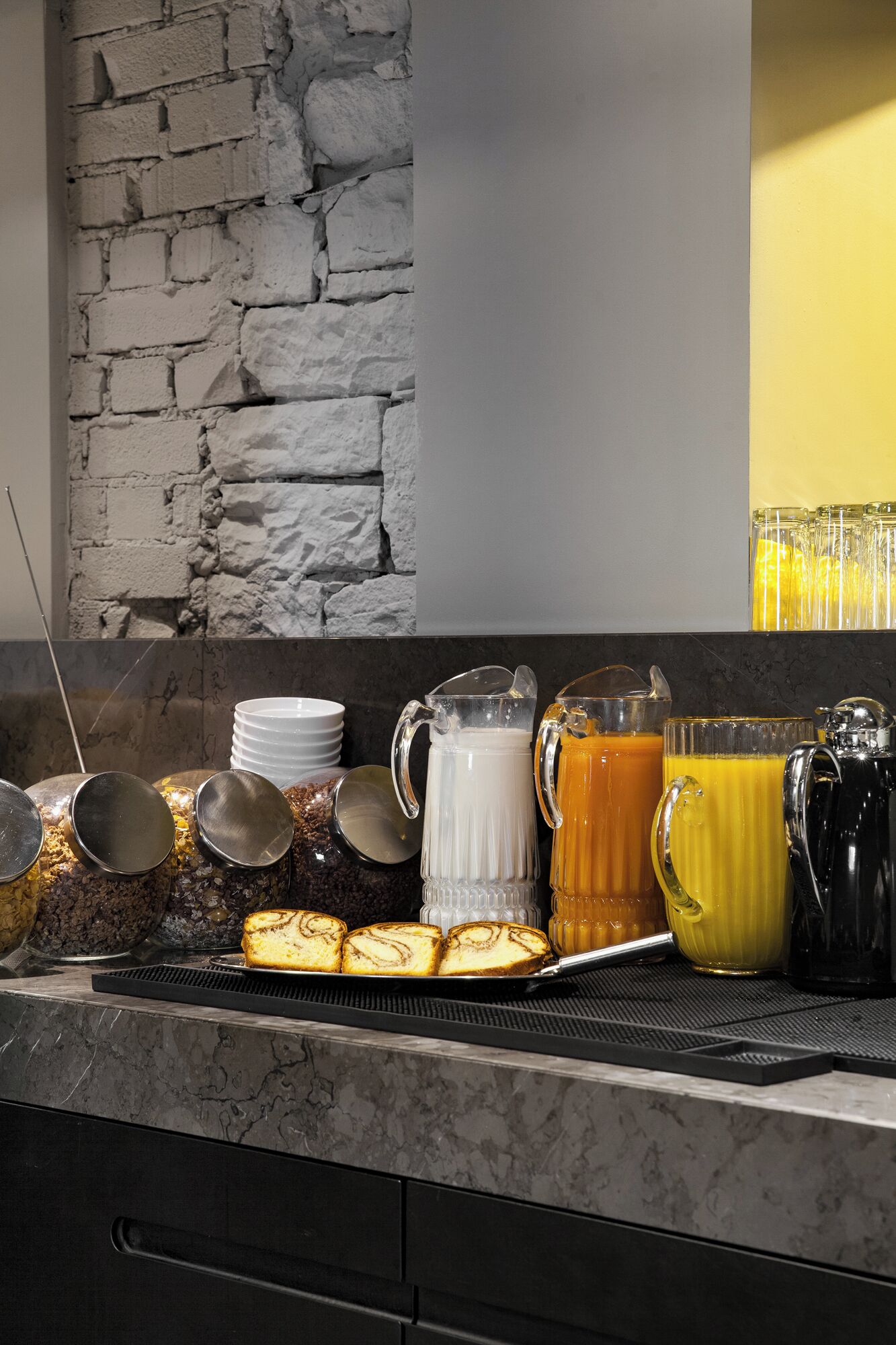 Un bufé de desayuno con diversas opciones de comida y bebidas.