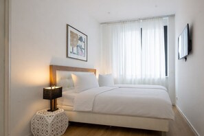 Classic Suite, 1 Queen Bed | 1 bedroom, minibar, in-room safe, individually decorated - The Suite Hotel Garden (Frankfurt)
