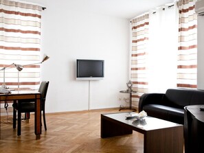 55-Zoll-LED-Fernseher mit Satellitenempfang, Fernseher