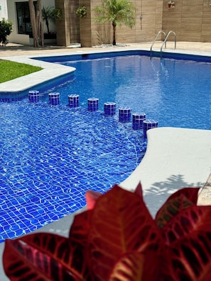 Alberca al aire libre, acceso de 10:00 a 20:00, y camastros 