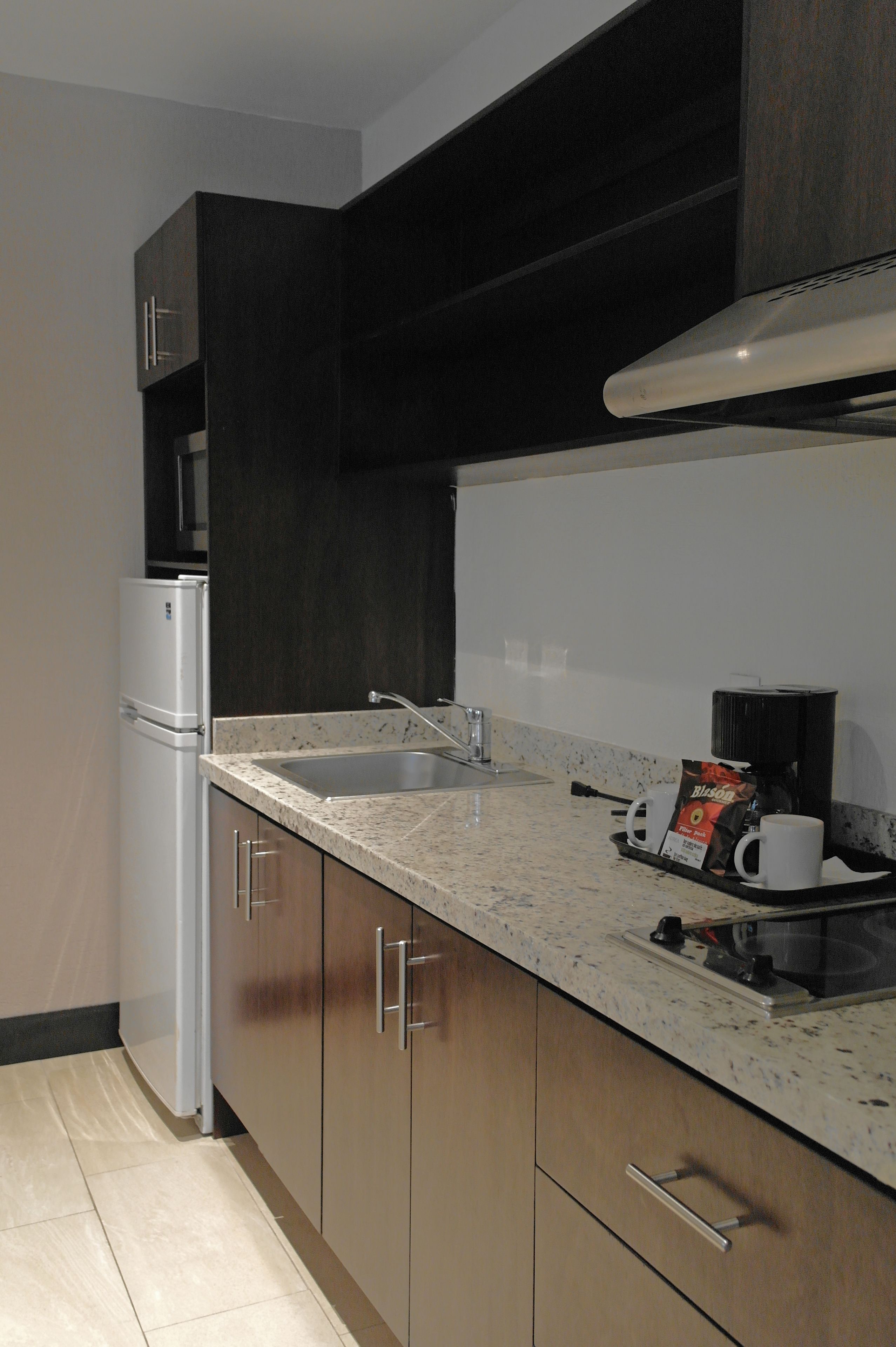 suite, 2 double beds, kitchenette | private kitchen | coffee/tea maker