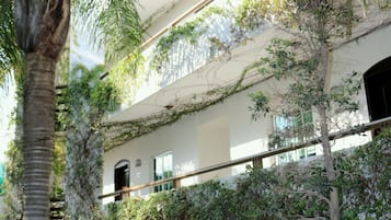 Televisión de pantalla plana de 32 pulgadas con canales por cable