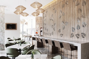 Se sirven desayunos, almuerzos y cenas; cocina local e internacional