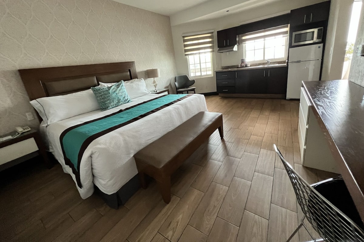 Classic-Suite, 1 King-Bett, Kochnische | Zimmersafe, Schreibtisch, laptopgeeigneter Arbeitsplatz