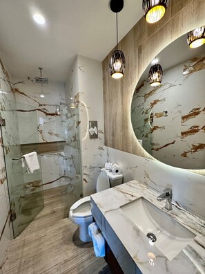 Een douche, gratis toiletartikelen, een haardroger, handdoeken