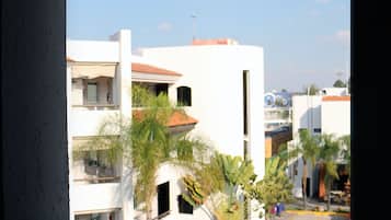 Televisión de pantalla plana de 32 pulgadas con canales por cable