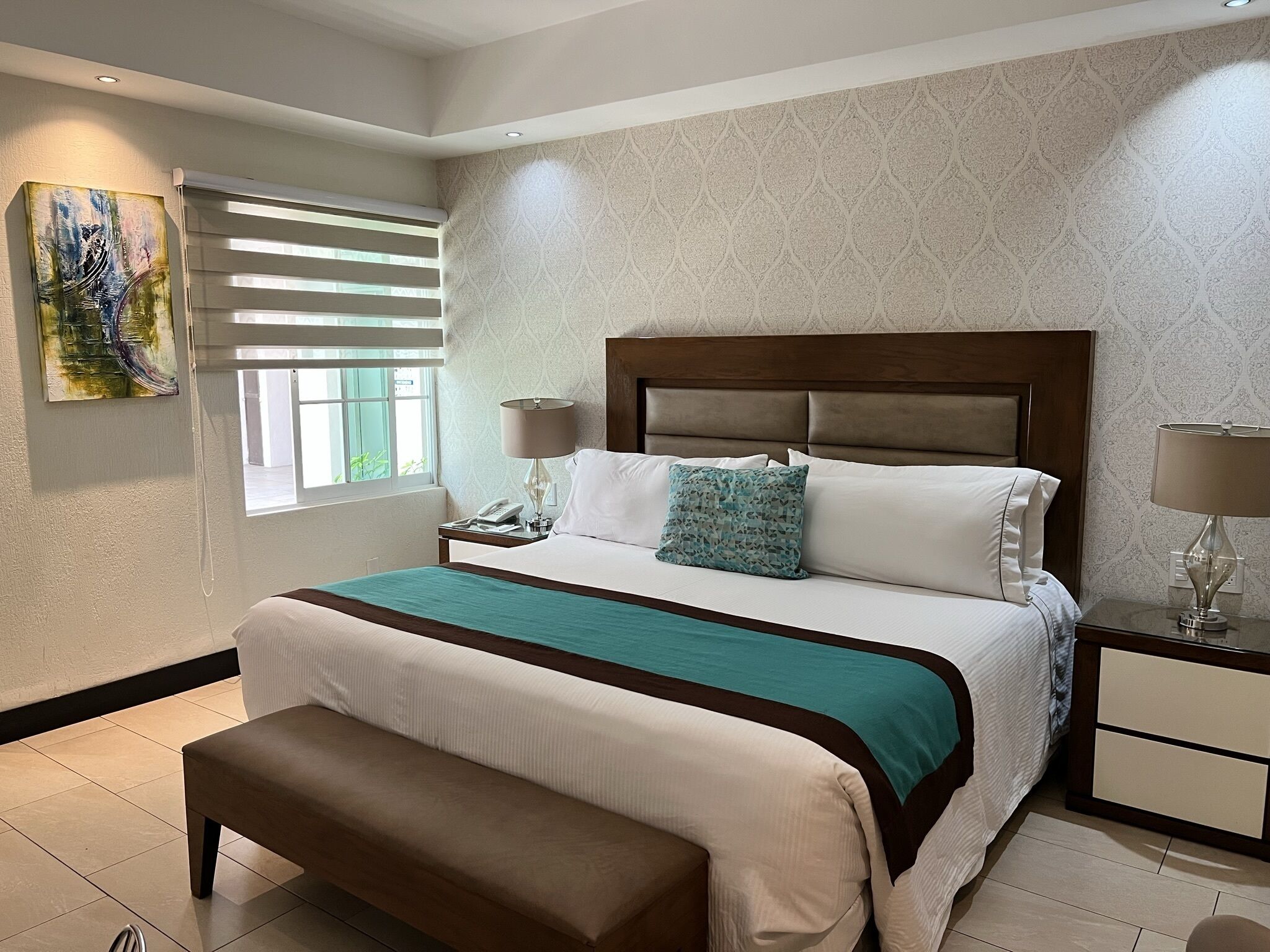 estandar sencilla | in-room safe, desk, laptop workspace, soundproofing