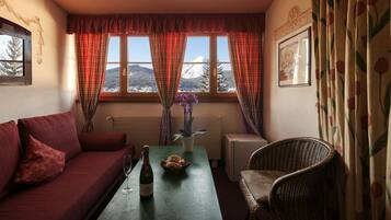 X Family Suite, 2 Bedrooms, Balcony, Mountain View | Coin séjour