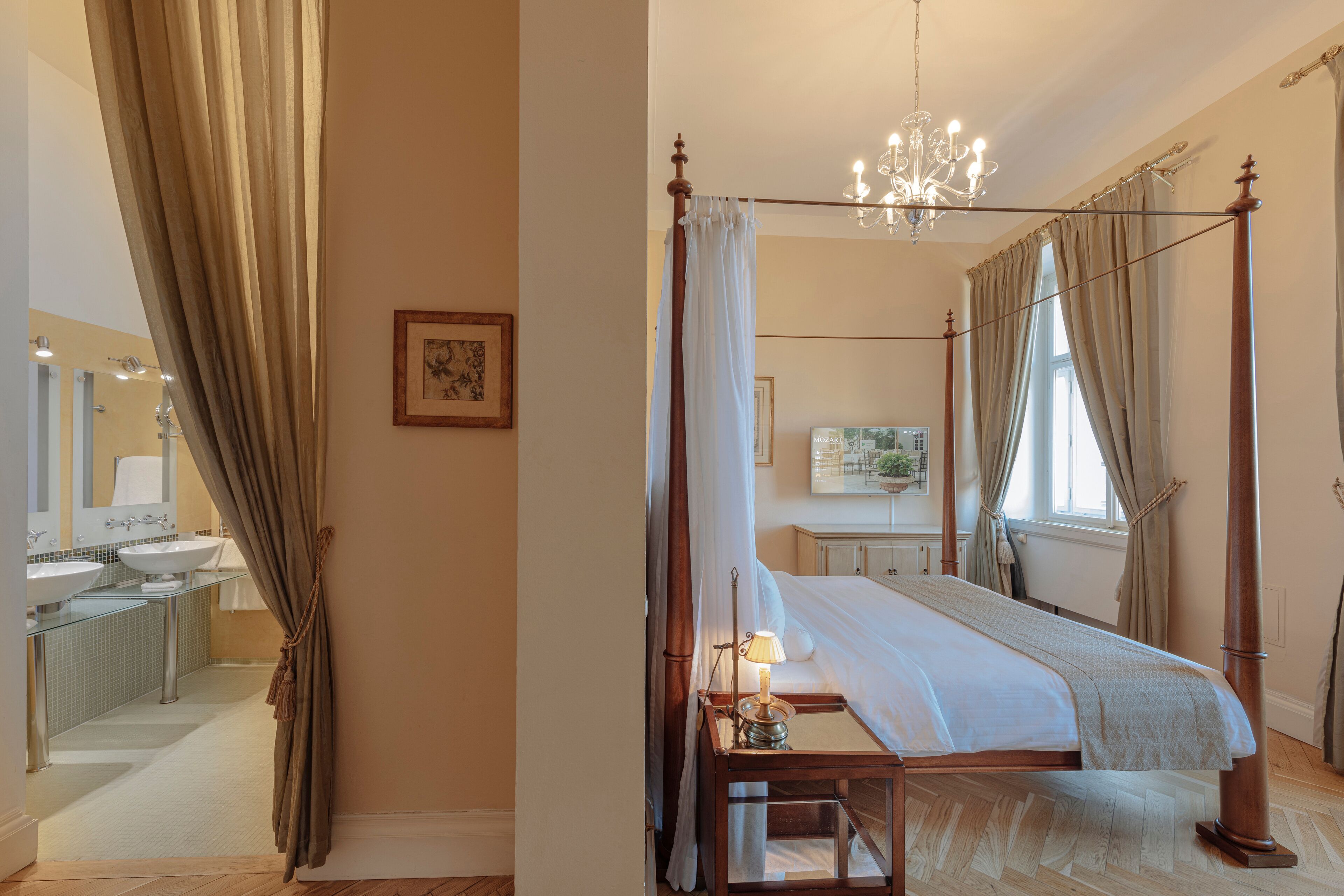 ラグジュアリー スイート キングベッド 1 台 バルコニー | バスルーム | バスアメニティ (無料)、ヘアドライヤー、バスローブ、スリッパ