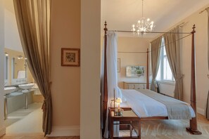 奢华套房, 1 张特大床, 阳台 | 浴室 | 免费洗浴用品、吹��风机、浴袍、拖鞋