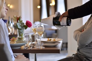 Breakfast, lunch and dinner served - The Mozart Prague by Accor (Prague)