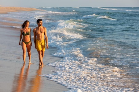 Beach. Hôtel Vitalparc, The Originals Collection