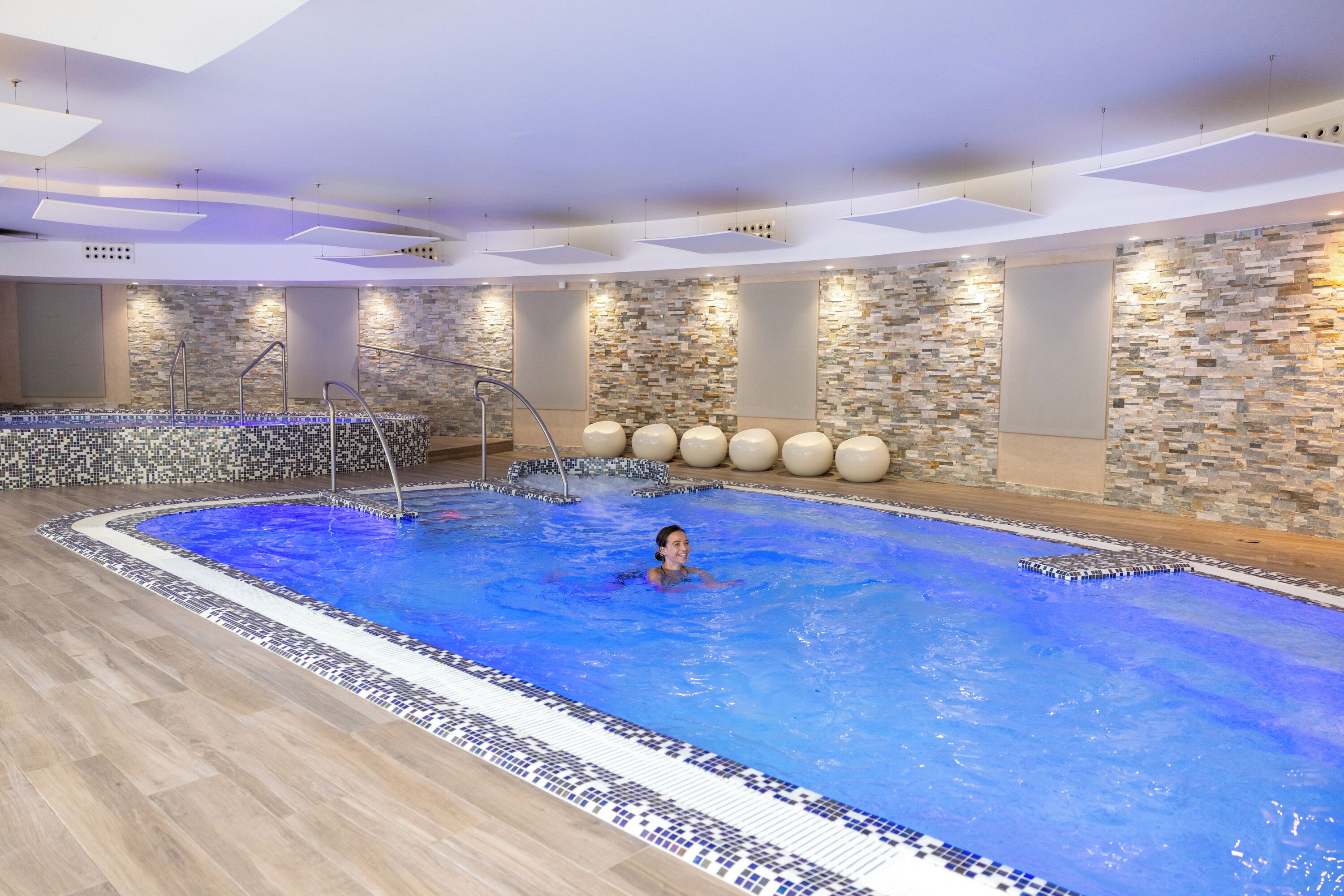 Innenpool, Außenpool (je nach Saison geöffnet)