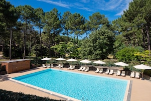 Una piscina techada, una piscina al aire libre de temporada
