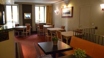 Desayuno buffet (EUR 8.50 por persona)