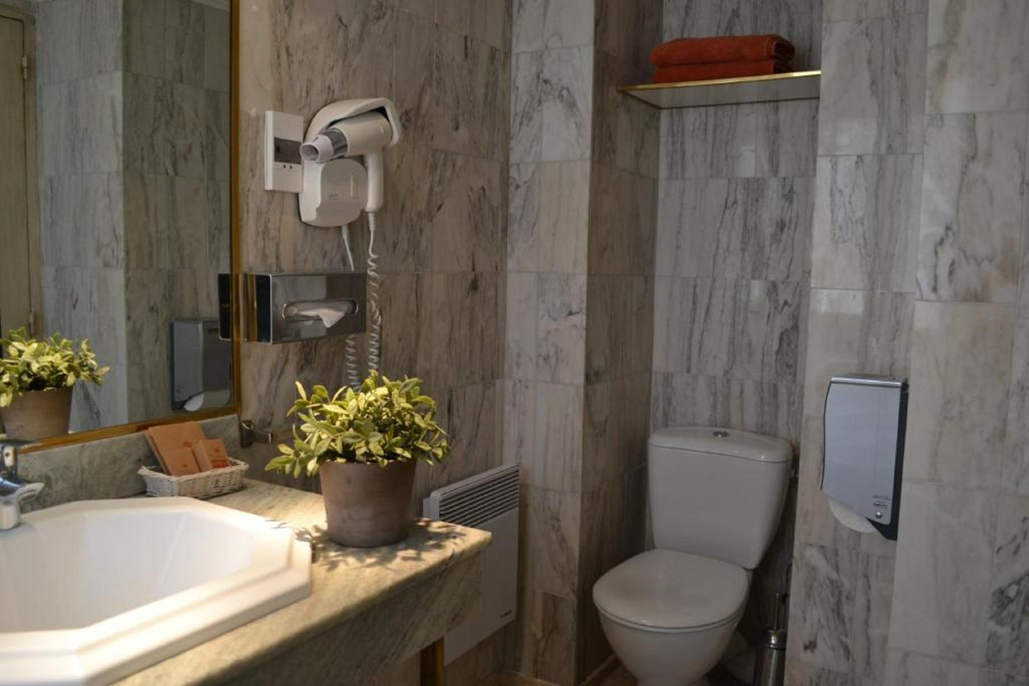 superior double room | bathroom | free toiletries, hair dryer, towels