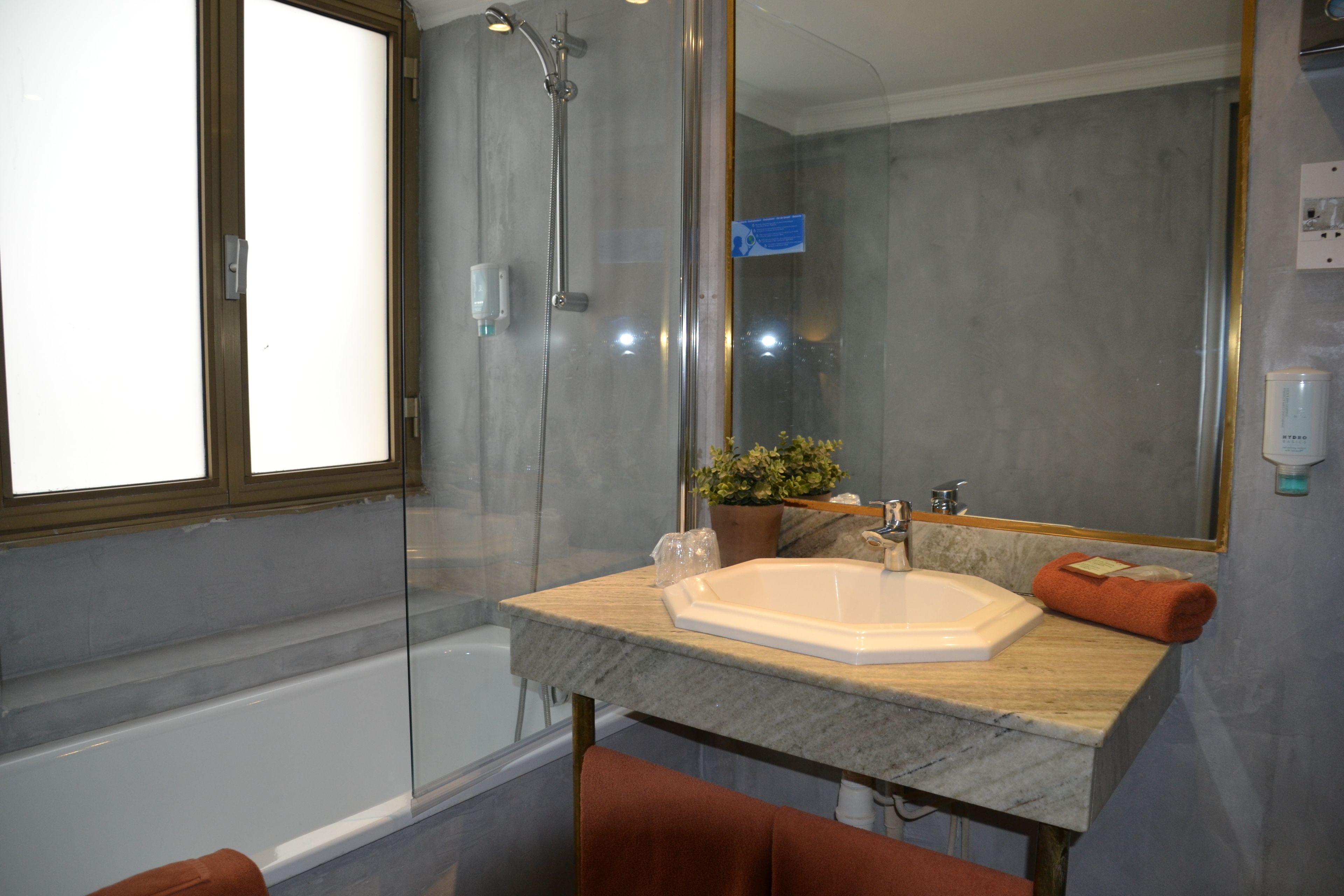 standard twin room | bathroom | free toiletries, hair dryer, towels