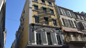 Un edificio de varios pisos con un letrero que dice "HOTEL SAINT FERREOL".