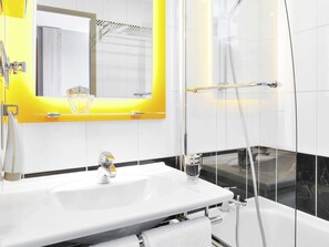 In-room safe, desk, laptop workspace, blackout curtains - ibis Styles Lille Marcq en Baroeul (Marcq-en-Baroeul)