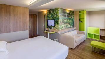 Suite, 1 lit double et 1 canapé-lit (Family. 2 People) | Coffres-forts dans les chambres, bureau