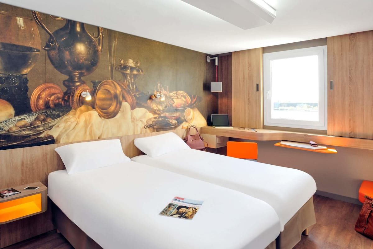 Standard-huone, 2 yhden hengen sänkyä | Tallelokero huoneessa, työpöytä