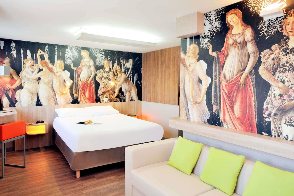 Suíte, 1 cama de casal e sofá-cama (Family. 2 People) | Cofres nos quartos, escrivaninha, espaço de trabalho para notebook