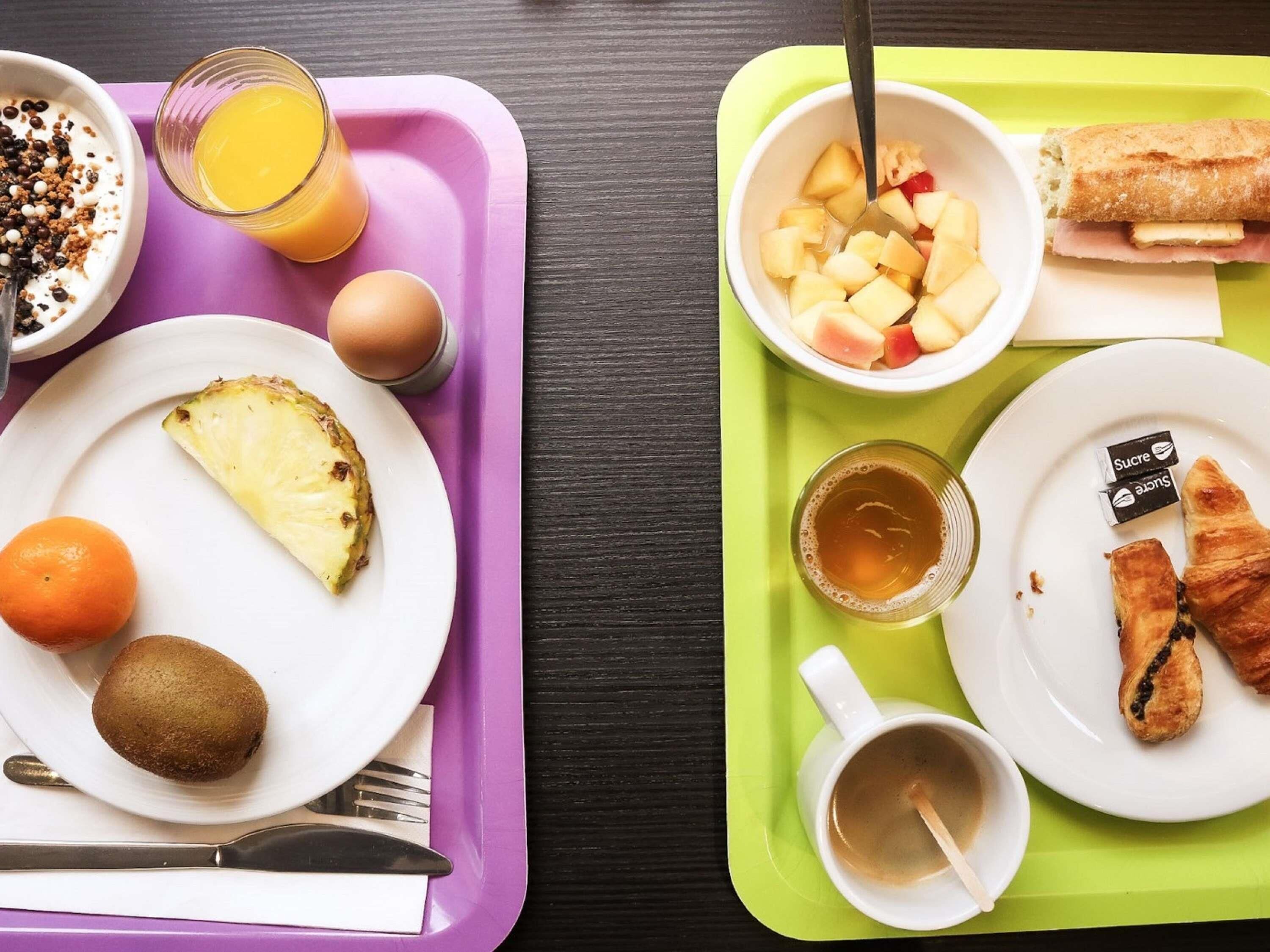 بوفيه فطور يوميًا بتكلفة قدرها (11 EUR للشخص)