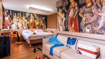 Zimmersafe, Schreibtisch, laptopgeeigneter Arbeitsplatz