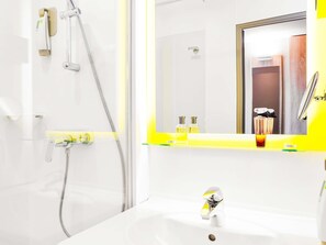 Combined shower/bathtub, eco-friendly toiletries, hair dryer, towels - ibis Styles Lille Marcq en Baroeul (Marcq-en-Baroeul)