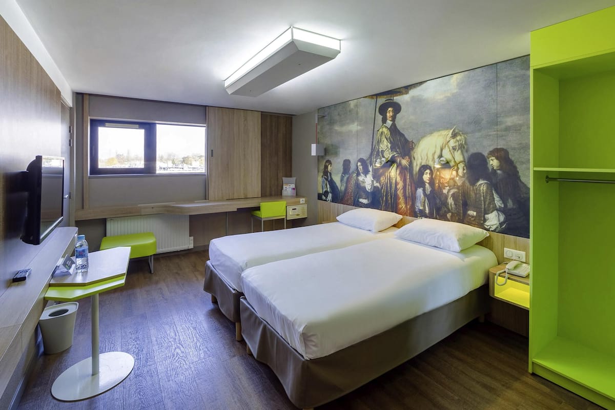 Standard Room, 2 Single Beds | In-room safe, desk, laptop workspace, blackout curtains