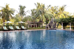 Outdoor pool, pool umbrellas - Ree Mohasambath Hotel & Resort I (Siem Reap)